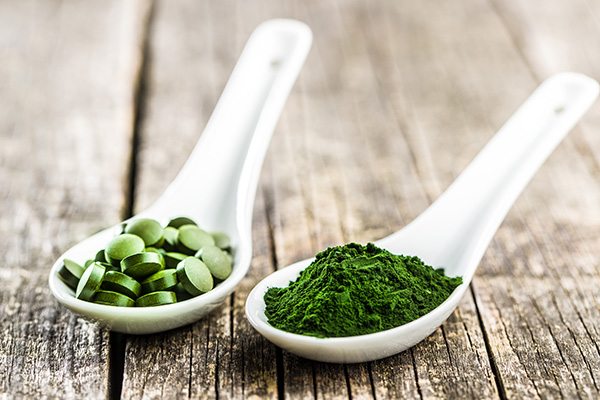 Předražená tráva a marketingová bublina? 5 mýtů o chlorelle, ječmenu a  spirulině