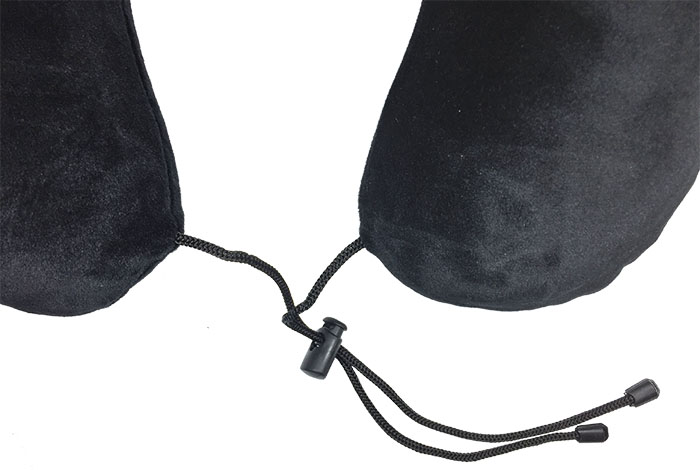 Daydream Basic Plus Black cestovní polštářek černé barvy z paměťové pěny tkanička