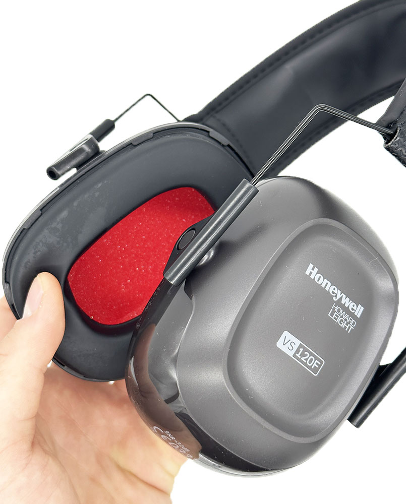 Detail mušlí z paměťové pěny u chráničů sluchu VeriShield VS120F